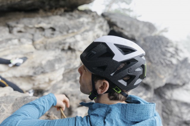 Edelrid Helm bij rotswand